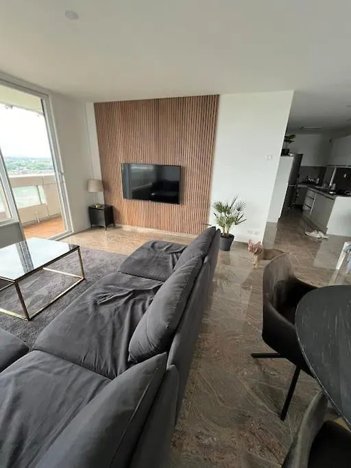 Axa-Tower Apartment Köln